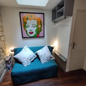 Romantic Tiny House Inside Montmartre Appartement
